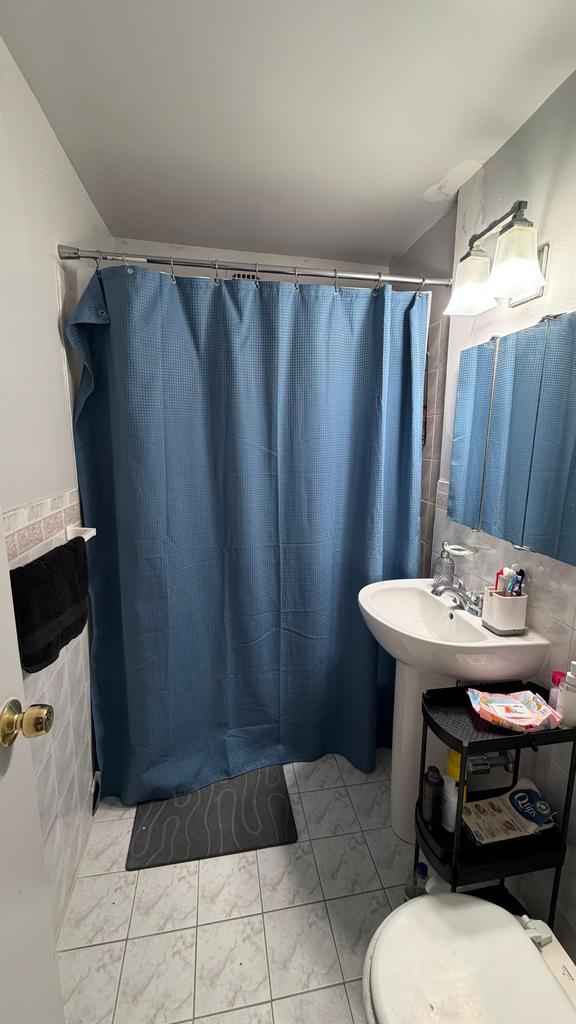 Room in Forest Hills, with a flexible deposit, 12 minutes from the train station.