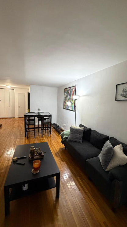Room in Forest Hills, with a flexible deposit, 12 minutes from the train station.