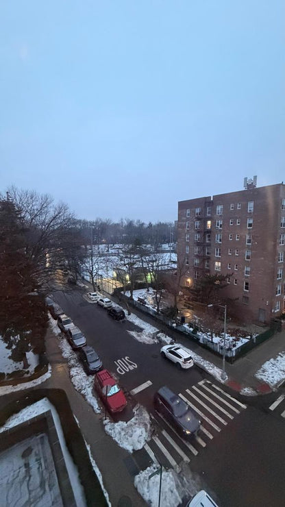 Room in Forest Hills, with a flexible deposit, 12 minutes from the train station.