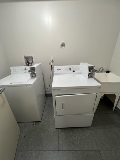 Room for rent in ELMHURST available now!