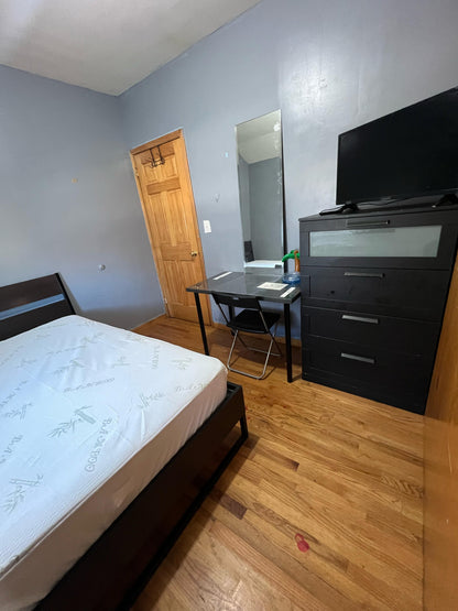 Room for rent in Elmhurst!