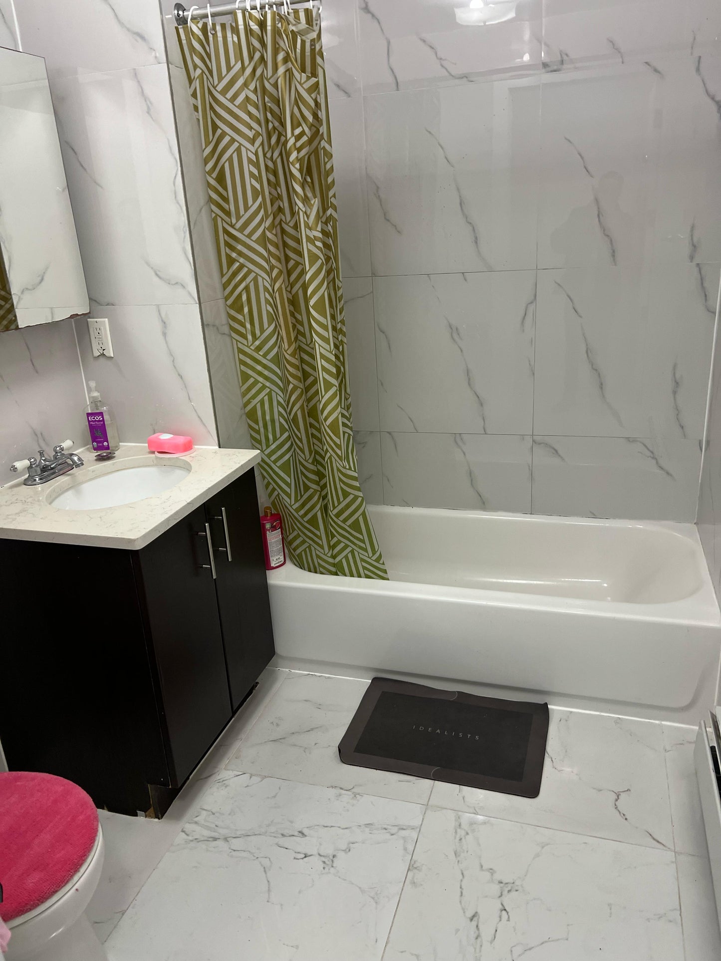 Room for rent in ELMHURST available now!