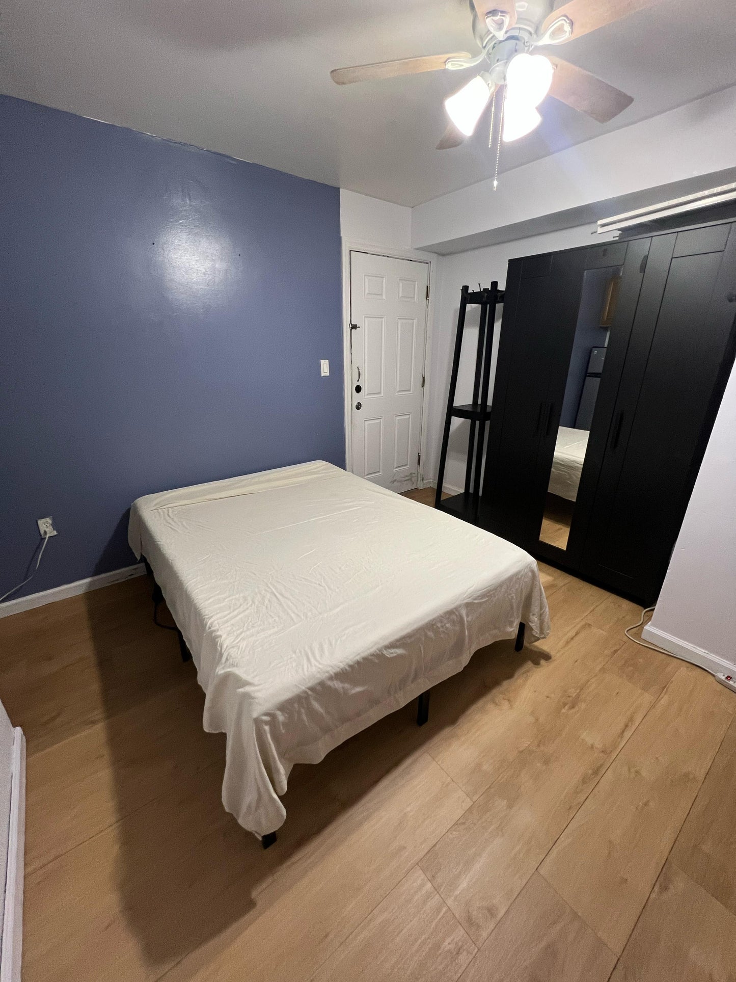 ROOM for rent with private bathroom in Woodside
