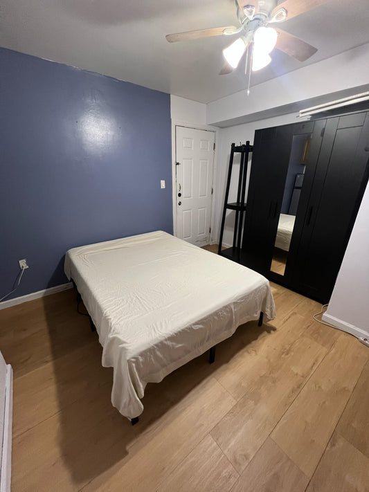 ROOM for rent with private bathroom in Woodside
