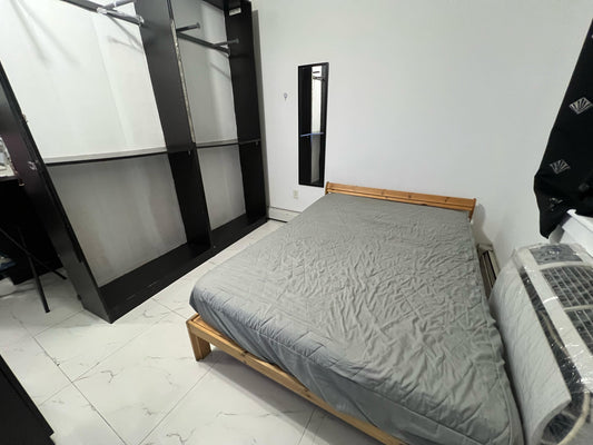 Room for rent in ELMHURST available now!