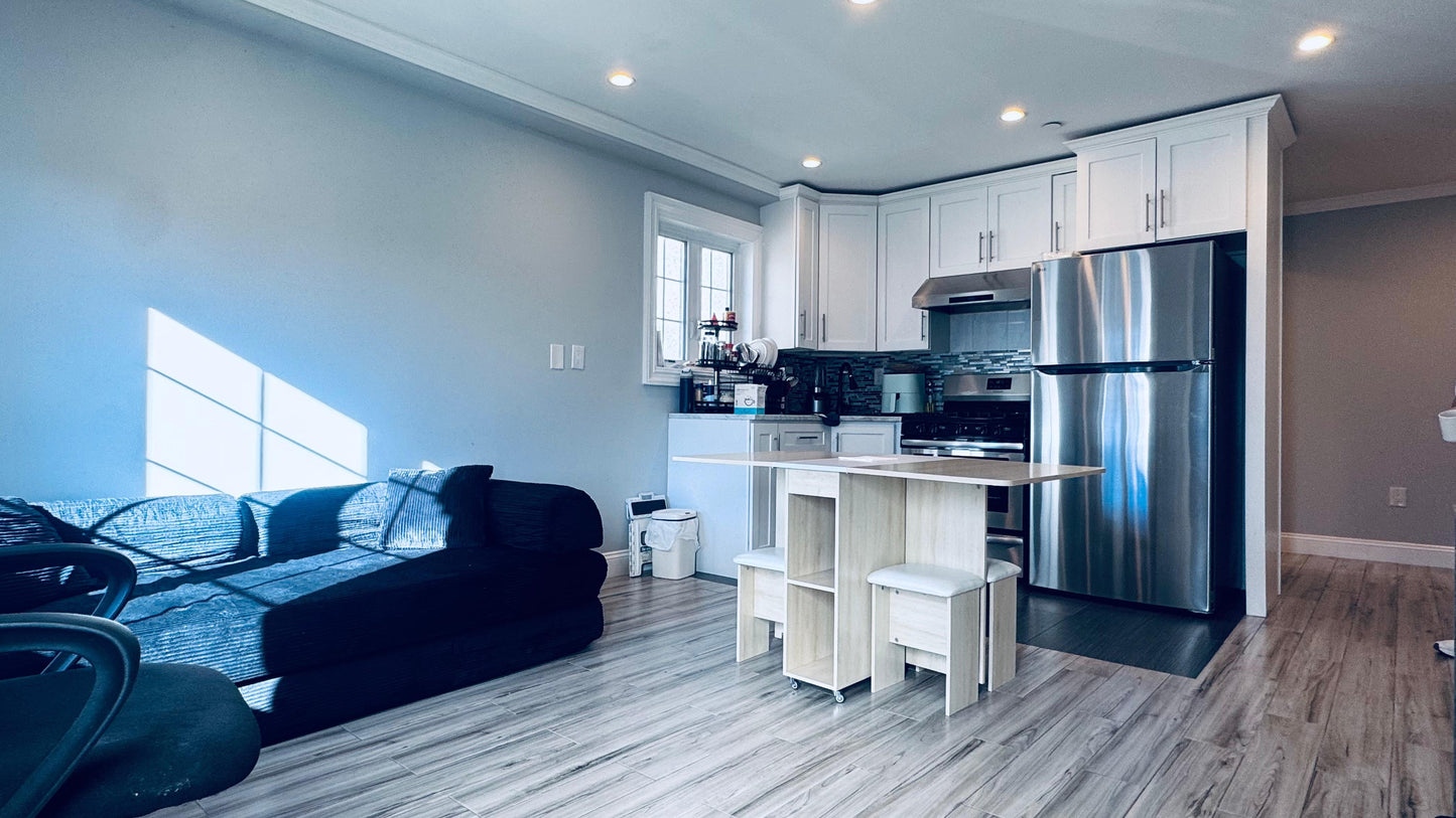 Furnished room for rent in St. Albans. Excellent location: 10 minutes from JFK and with very good transport links.