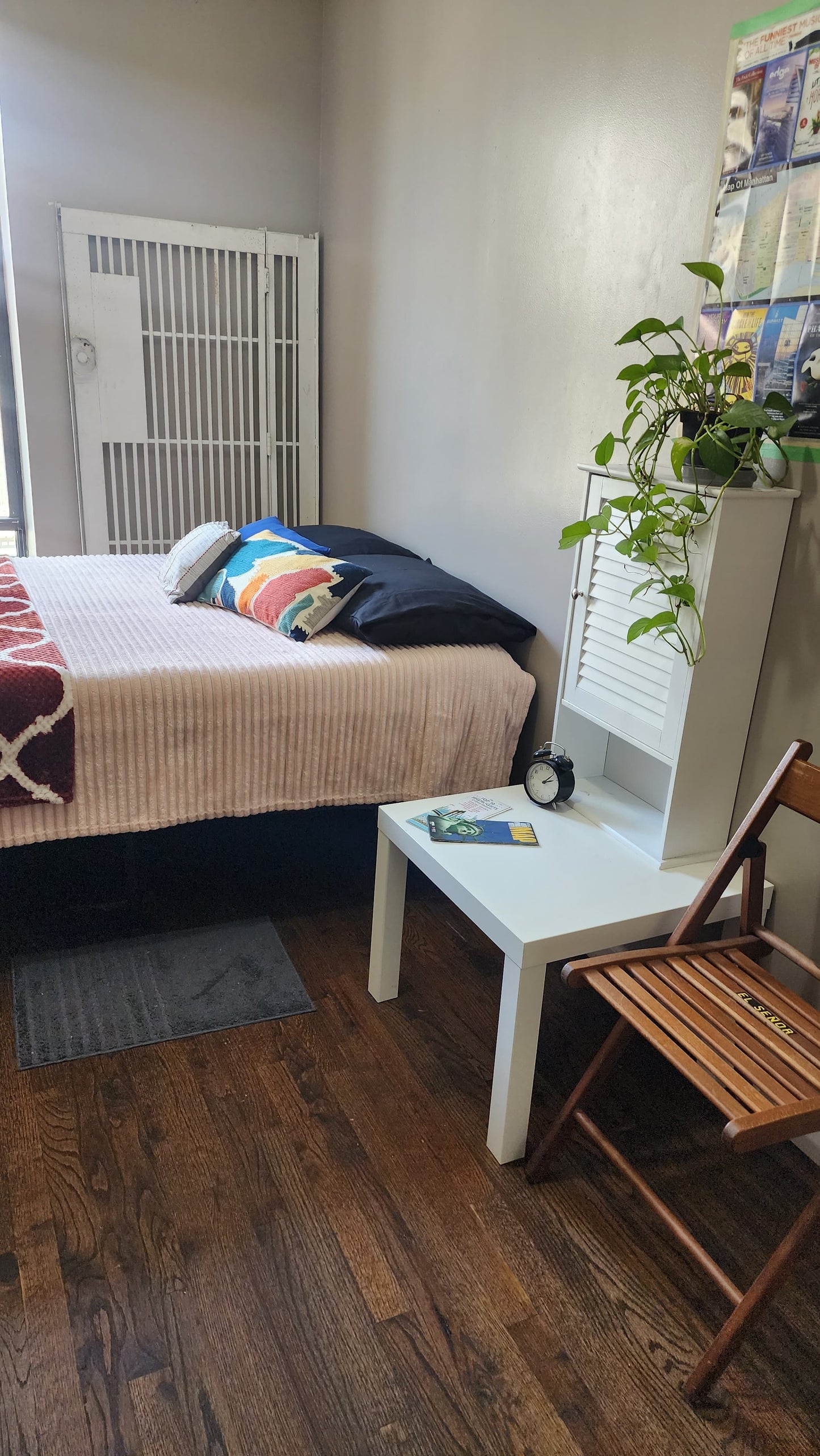 Large furnished room in the heart of Brooklyn. Access to several train lines.