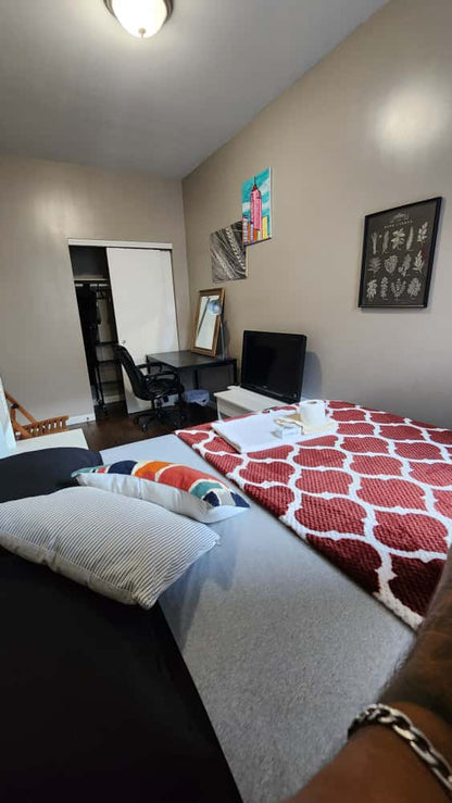 Large furnished room in the heart of Brooklyn. Access to several train lines.