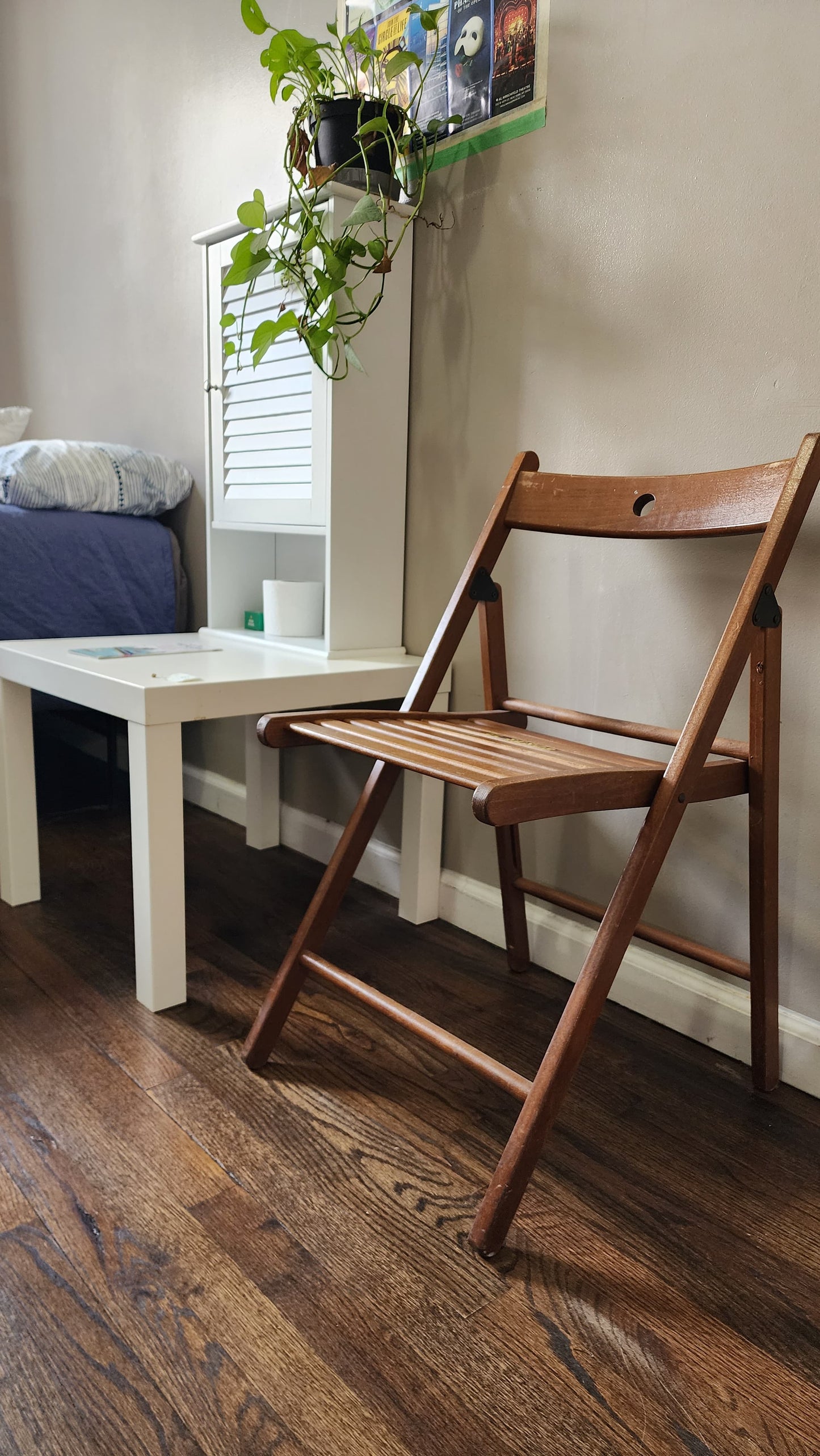 Large furnished room in the heart of Brooklyn. Access to several train lines.