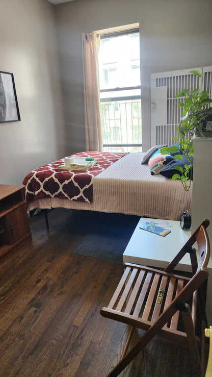 Large furnished room in the heart of Brooklyn. Access to several train lines.